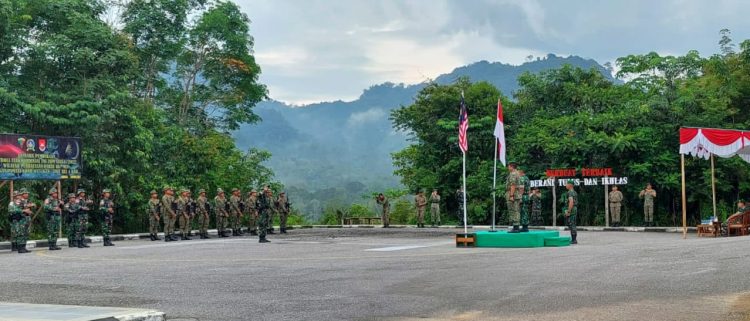 Kepala Staf Korem 121/Alambhana Wanawai Kolonel Czi Rudy Wahjudiono, S.E., M.M. bertindak selaku Inspektur Upacara (Irup) dalam Upacara. (Dok.ist)