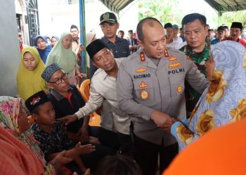 Kapolda Jambi Irjen Pol Albertus  Rachmad Wibowo saat berada dilokasi rumah duka. (Foto: dok.ist)