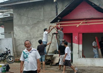 Warga RT. 45 gotongroyong perbaiki Pos kamling (Dok. Istimewa)