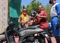 Ketua Yayasan AHM Ahmad Muhibbuddin (Kiri) menyerahkan secara langsung satu unit sepeda motor Honda kepada Kepala Sekolah SMAN Bali Mandara I Wayan Suarsina (tengah) sebagai pendukung kegiatan pelatihan di Safety Riding Lab (Foto: Dok.Istimewa)