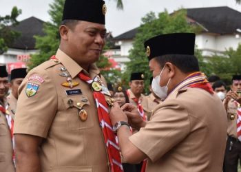 Penyematan Tanda Penghargaan Gerakan Pramuka oleh Gubernur Al Haris (Penrem 042/Gapu)