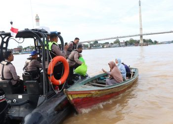 Pembagian semabako kepada warga di perairan sungai batang hari (dok istimewa)