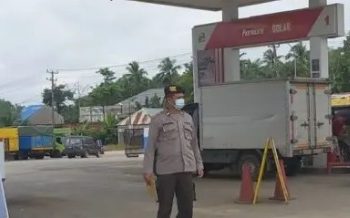 Personel Polsek Bajubang saat melaksanakan Patroli di salah satu SPBU (dok Istimewa)