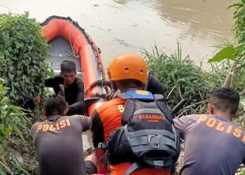Tim Basarnas dibantu dengan Polisi langsng terjun ke sungai mencari korban (dok ist)