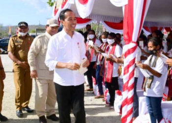 Presiden Jokowi meninjau penyerahan BLT BBM, sembako, dan BLT kepada peserta PKH di Kantor Pos Cabang Pembantu Moa, Kabupaten Maluku Barat Daya (Foto: BPMI Setpres)